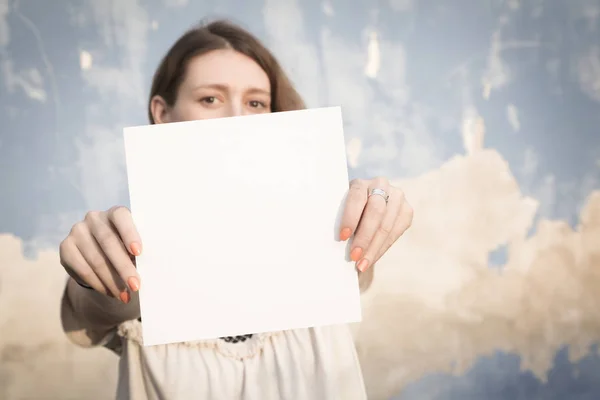 Mulher Segurando Papel Branco Branco — Fotografia de Stock