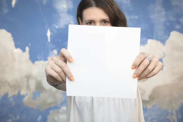 Mulher Segurando Papel Branco Branco — Fotografia de Stock