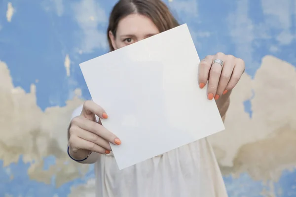 Mulher Segurando Papel Branco Branco — Fotografia de Stock