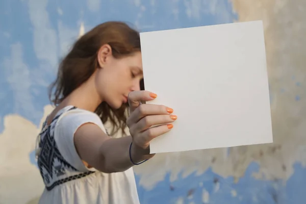 Vrouw Bedrijf Witte Blanco Papier — Stockfoto