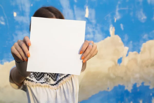 Femme Tenant Papier Blanc Blanc — Photo
