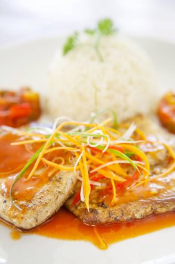 Balık fileto pilav ile servis