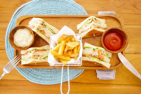 Club Sandwich Med Pommes Frites Serveras Träplatta — Stockfoto