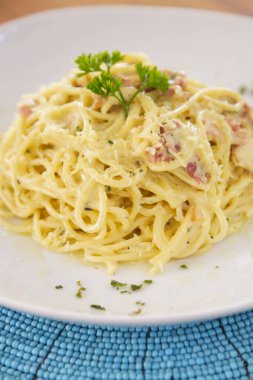 Geleneksel İtalyan makarna carbonara 
