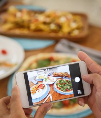 Öğle yemeği bir resim çekmek