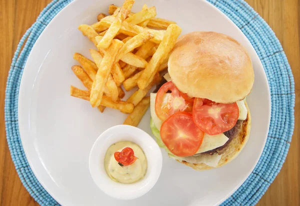 Hambúrguer Batatas Fritas Servidos Mesa Restaurante — Fotografia de Stock