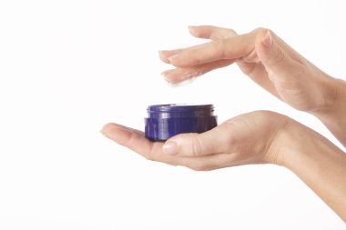 Kadın eli krem sürerken yakın plan