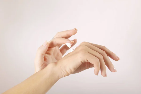 Frau Trägt Handcreme Auf — Stockfoto