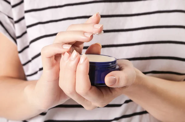 Sluiten Van Vrouwelijke Handen Van Toepassing Crème — Stockfoto