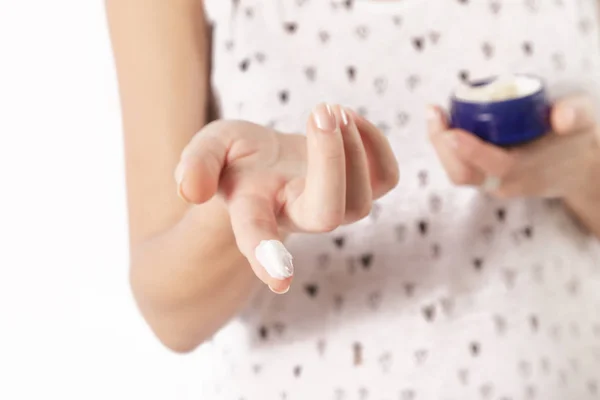 クリームを適用する女性の手の閉鎖 — ストック写真