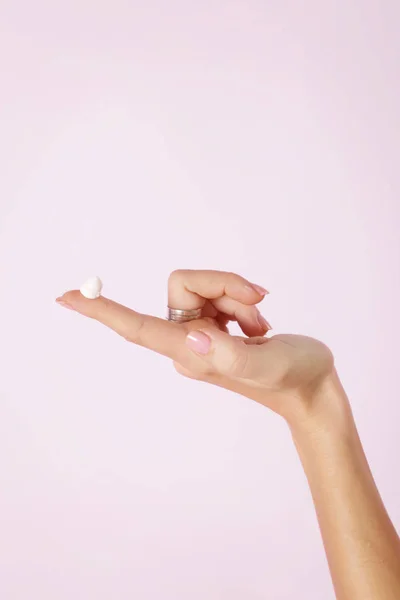 Creme Auf Dem Zeigefinger Einer Frau — Stockfoto