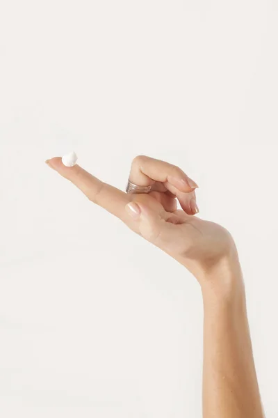 Bir Kadının Işaret Parmağı Üzerinde Krem — Stok fotoğraf
