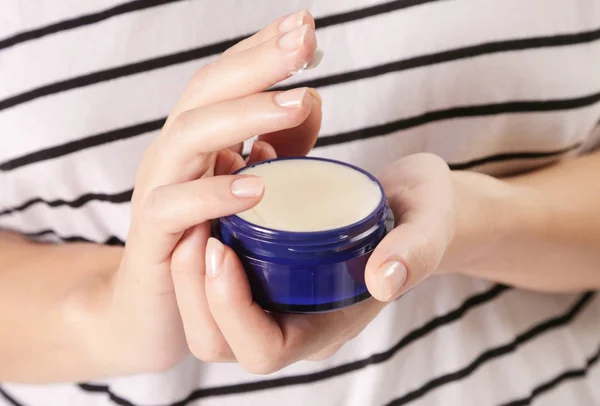 Primer Plano Las Manos Femeninas Aplicando Crema — Foto de Stock