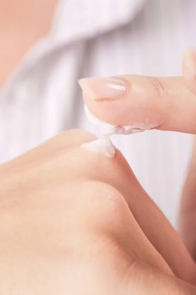 Mujer Aplicando Crema Manos —  Fotos de Stock