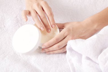 Kadın eli krem sürerken yakın plan