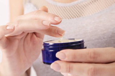 Kadın eli krem sürerken yakın plan