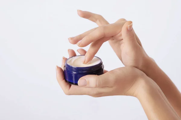Sluiten Van Vrouwelijke Handen Van Toepassing Crème — Stockfoto