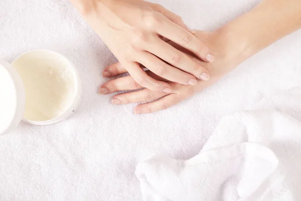 Primer Plano Las Manos Femeninas Aplicando Crema — Foto de Stock