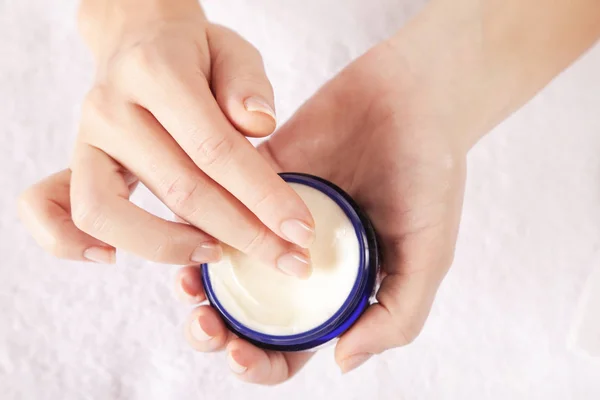 Primer Plano Las Manos Femeninas Aplicando Crema — Foto de Stock