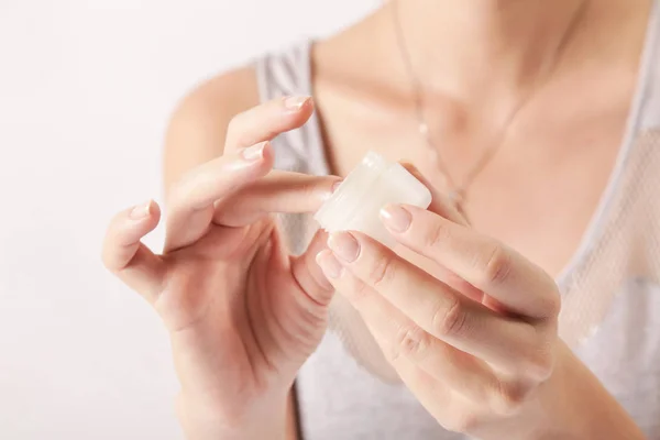 Primer Plano Las Manos Femeninas Aplicando Crema — Foto de Stock