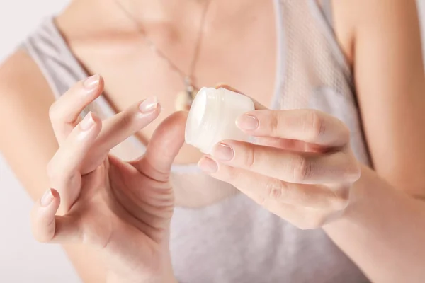 Großaufnahme Weiblicher Hände Die Creme Auftragen — Stockfoto