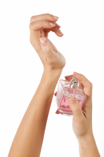 Kobieta Nakładająca Perfumy Nadgarstek — Zdjęcie stockowe
