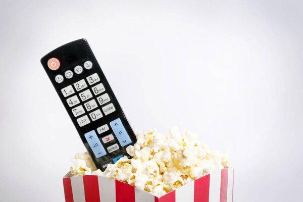 Дистанционное управление и коробка свежего попкорна

