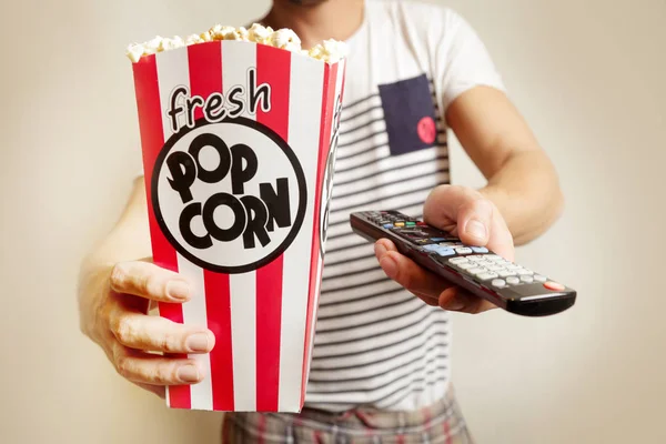 Fernbedienung Und Schachtel Mit Frischem Popcorn — Stockfoto