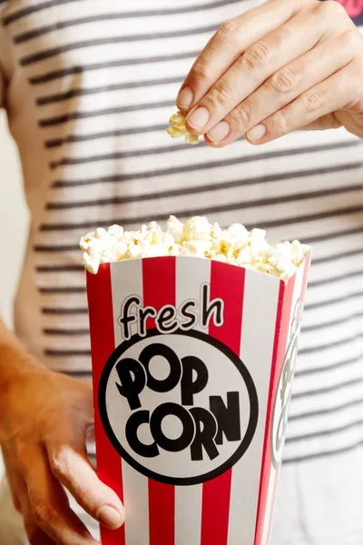 Schachtel Mit Frischem Popcorn — Stockfoto