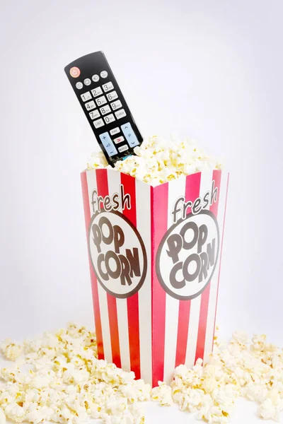 Fernbedienung Und Schachtel Mit Frischem Popcorn — Stockfoto