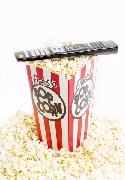 Fernbedienung Und Schachtel Mit Frischem Popcorn — Stockfoto