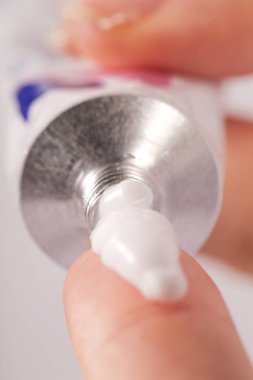 Görüntü el ile krem tüp kadar kapatın