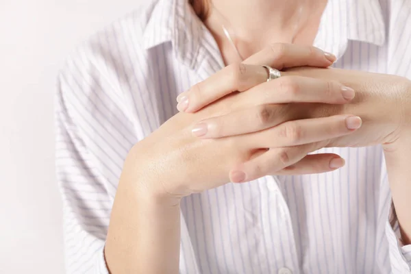 Immagine Ravvicinata Delle Mani Femminili Incrociate — Foto Stock