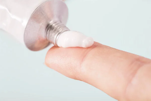 Immagine Ravvicinata Delle Mani Con Tubo Crema — Foto Stock