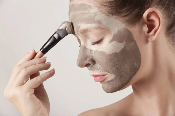 Mujer Joven Jugando Máscara Facial Verde Retrato Estudio —  Fotos de Stock