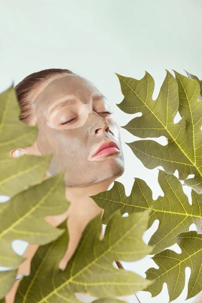 Ung Kvinna Med Grön Ansiktsmask Naturliga Spa Skönhet Från Naturen — Stockfoto