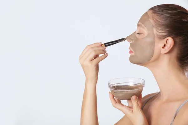 Mujer Joven Jugando Máscara Facial Verde Retrato Estudio — Foto de Stock