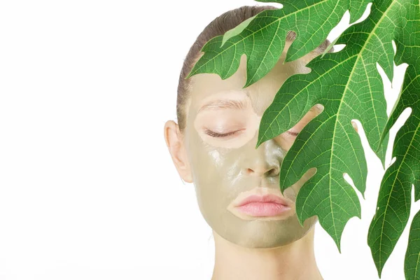 Ung Kvinna Med Grön Ansiktsmask Naturliga Spa Skönhet Från Naturen — Stockfoto