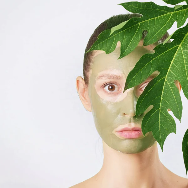 Ung Kvinna Med Grön Ansiktsmask Naturliga Spa Skönhet Från Naturen — Stockfoto