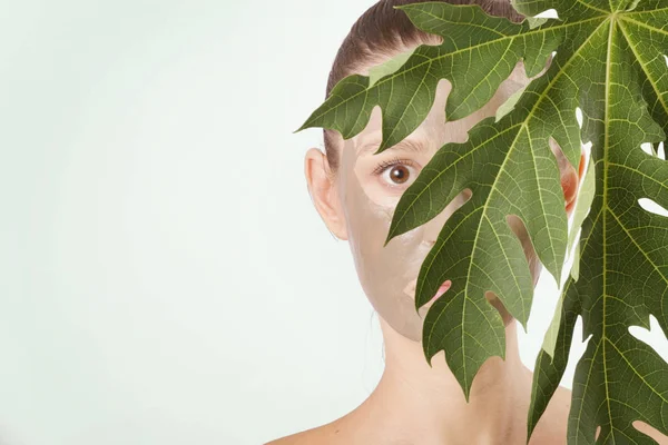 Mulher Nova Com Máscara Cara Verde Spa Natural Beleza Conceito — Fotografia de Stock