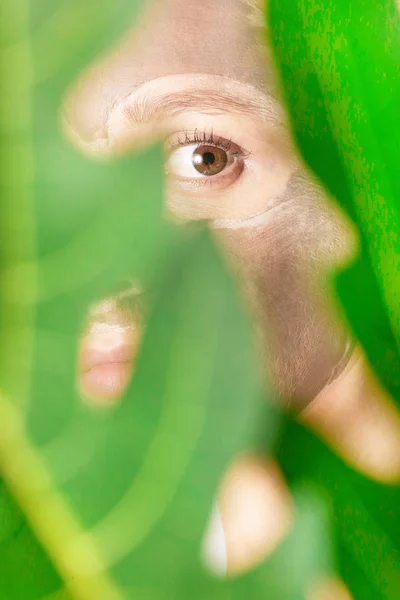 Junge Frau Mit Grüner Gesichtsmaske Natürlicher Wellnessbereich Schönheit Aus Naturkonzept — Stockfoto