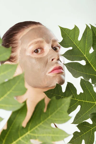 Mladá Žena Zelenou Masku Přírodní Lázně Krása Přírody Koncepce — Stock fotografie