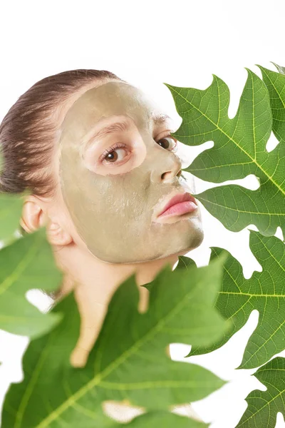 Ung Kvinna Med Grön Ansiktsmask Naturliga Spa Skönhet Från Naturen — Stockfoto