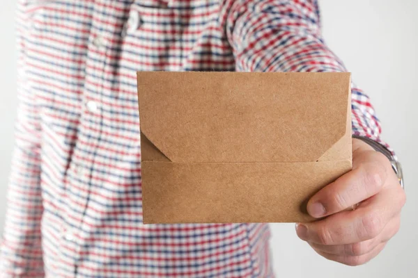 Homem Segurando Envelope Papel Marrom Branco — Fotografia de Stock
