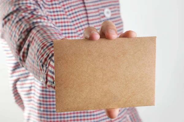 Homem Segurando Envelope Papel Marrom Branco — Fotografia de Stock