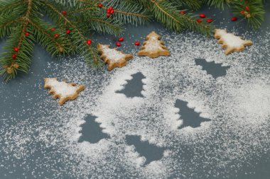 Noel dekorasyon - gingerbread çerezleri çam dalları ile