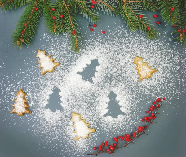 Kerstversiering Gingerbread Koekjes Met Spar Takken — Stockfoto