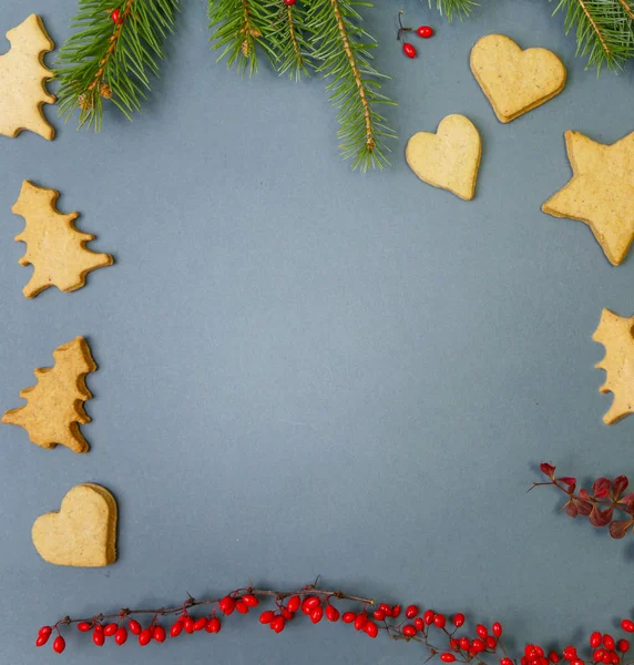 Kerstversiering Gingerbread Koekjes Met Spar Takken — Stockfoto