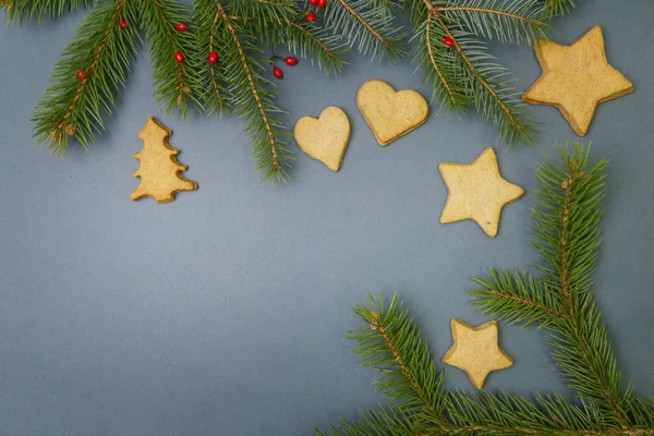 Kerstversiering Gingerbread Koekjes Met Spar Takken — Stockfoto