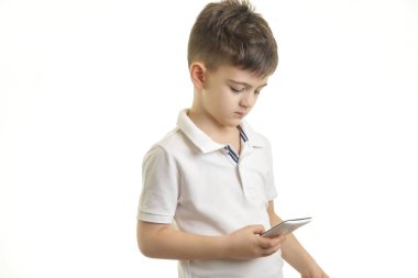 Akıllı telefon, çocuklar cep telefonları bağımlılık kavramı ile küçük çocuk stüdyo çekim